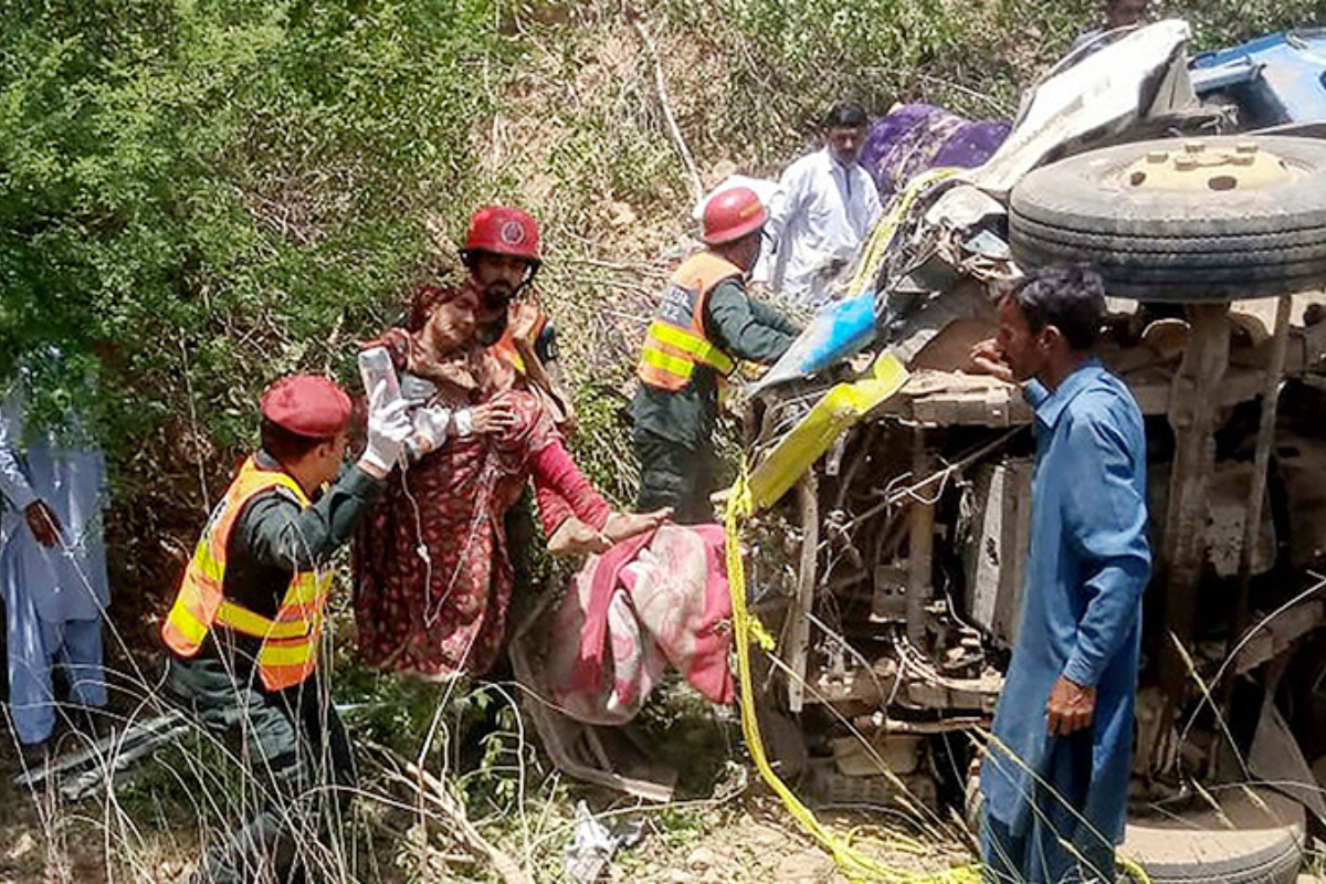पाकिस्तान में भयानक सड़क हादसा, 5 बच्चें, 2 महिलाएं सहित 14 की मौत, ब्रेक फेल
होने से खाई में गिरी लॉरी