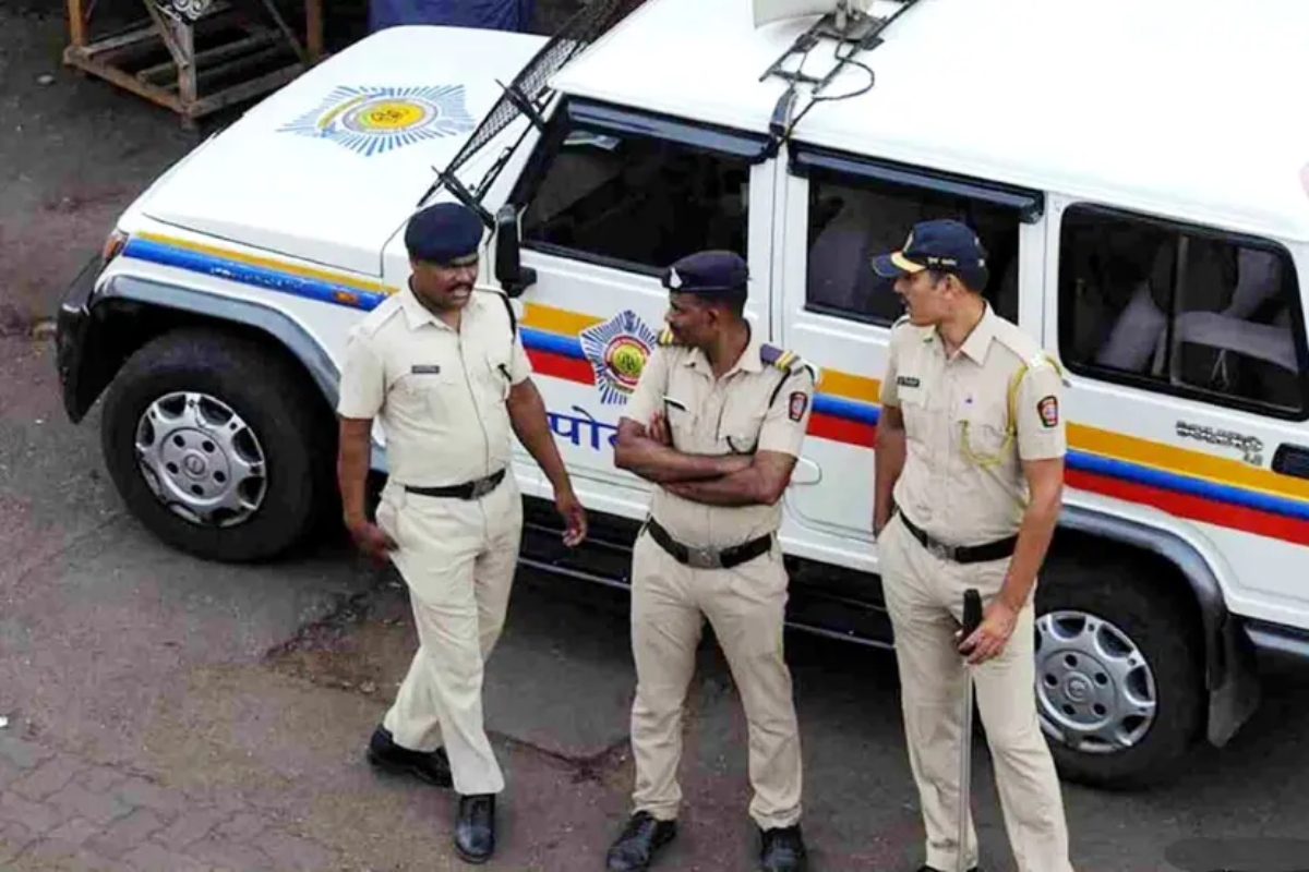 Mumbai : गेंद लेने गए थे 5 बच्चे, दरिंदे ने डराकर किया यौन उत्पीड़न, आपस में
करवाया ये गंदा काम - image