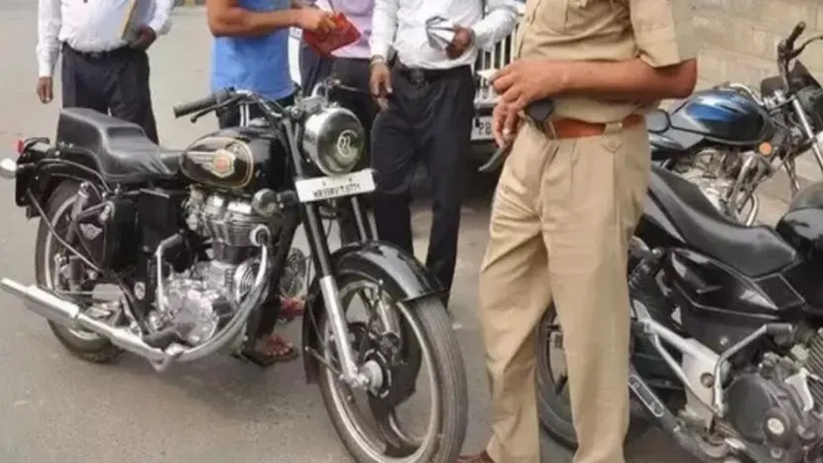 Bijnor News: बिजनौर में फटफटिया के खिलाफ पुलिस का एक्शन, बुलेट के मॉडिफाइड
साइलेंसर पर चला दिया बुलडोजर