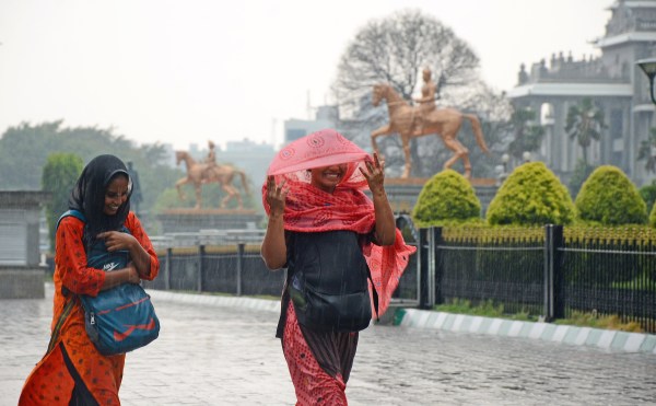 बेंगलूरु. भीषण गर्मी से परेशान बेंगलूरु वासियों को शुक्रवार दोपहर हुई बरसात ने गर्मी से राहत दी। शहर के कई इलाकों में लगभग आधे घंटे तक बदरा बरसते रहे और लोग बरसात के देव से और बरसात की प्रार्थना करते रहे।