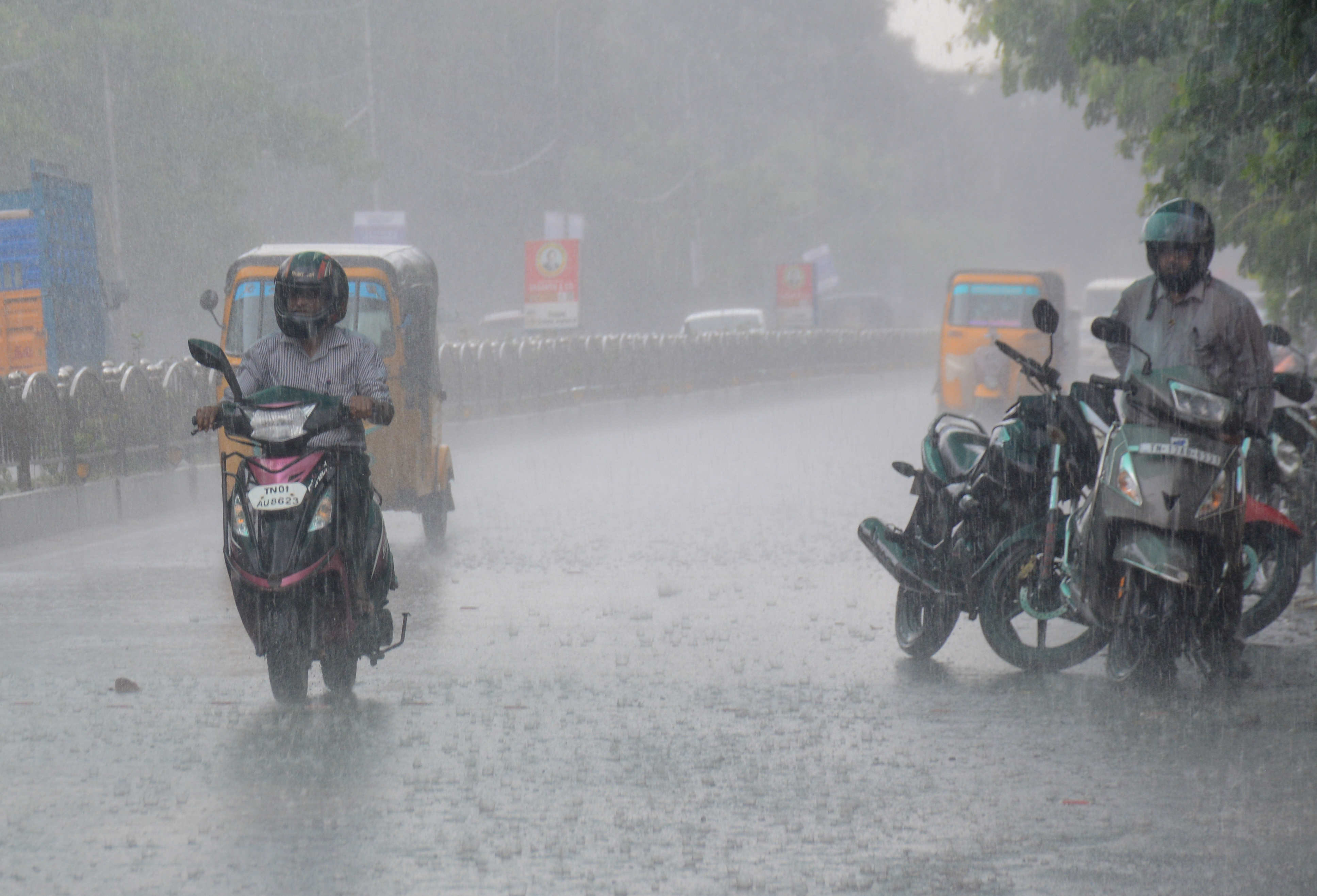 weather चेन्नई के आवड़ी रोड पर झमाझम बारिश देखें फोटो