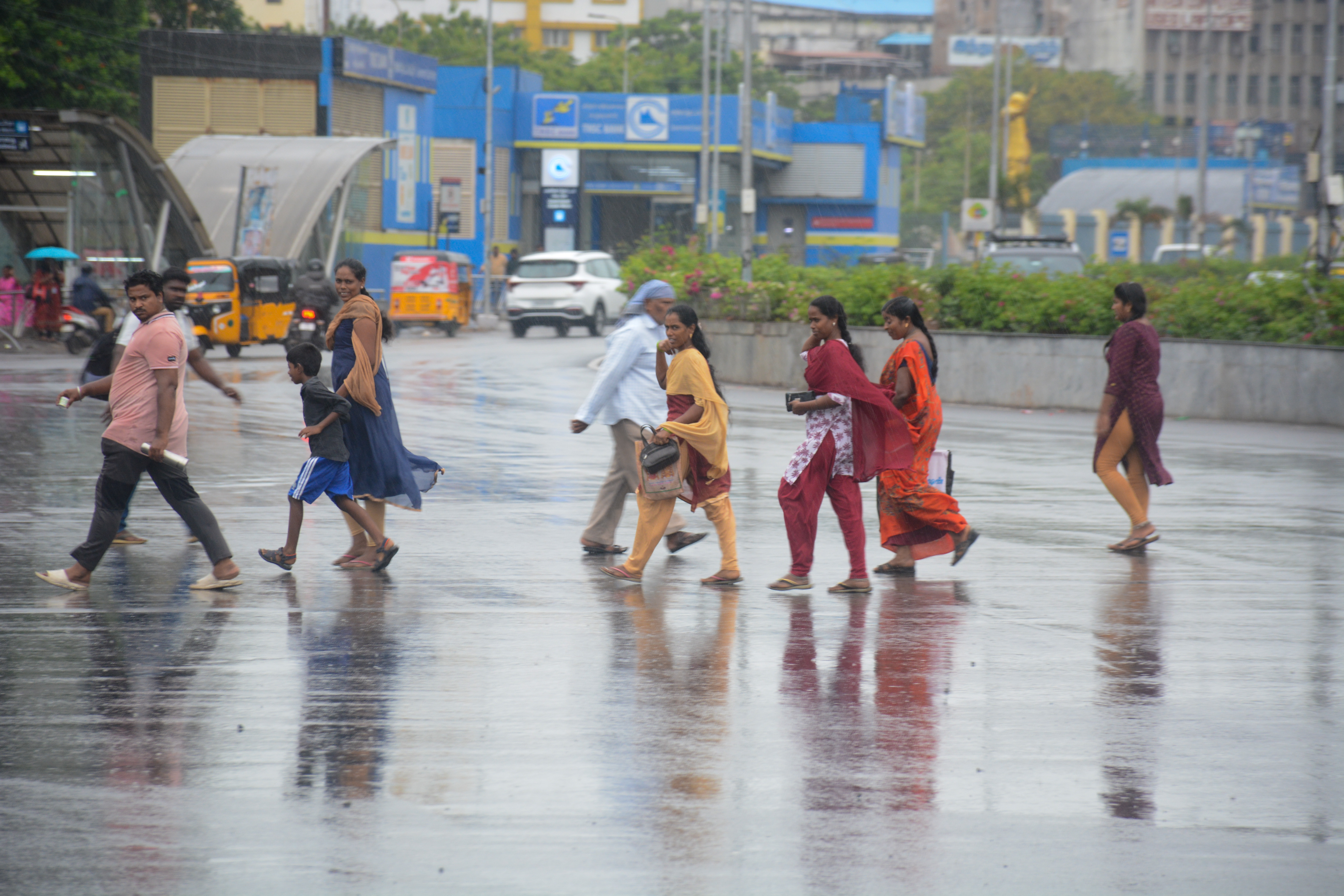 chennai weather चेन्नई के कुछ इलाकों में हुई हल्की बारिश देखें फोटो - image