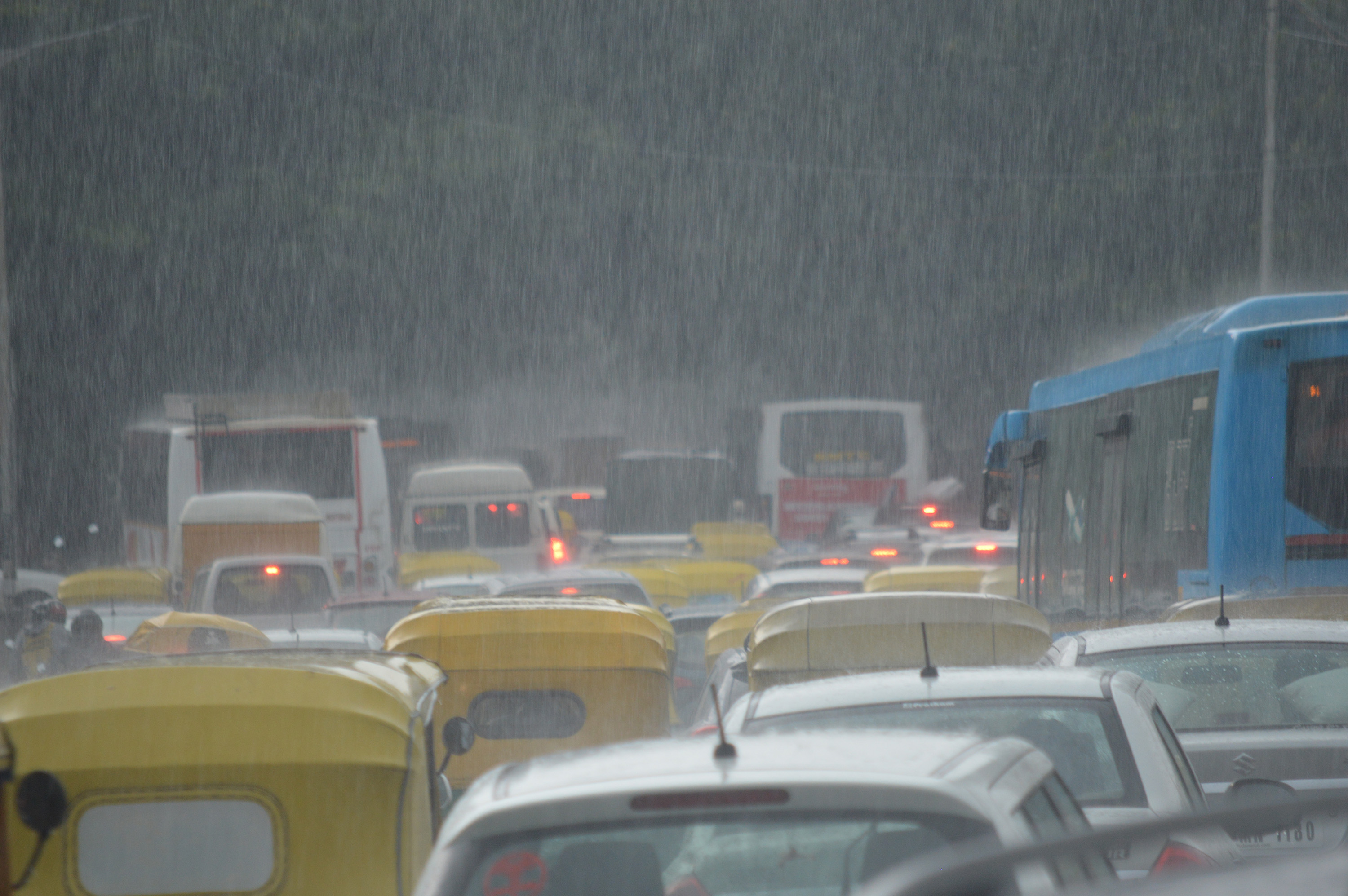 Bengaluru rain: बेंगलूरु में जमकर बरसे बदरा - image