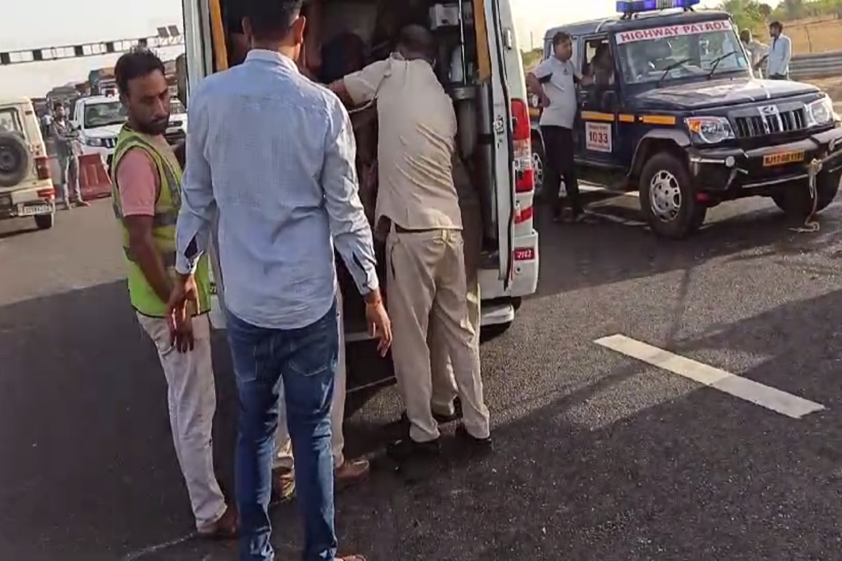 Rajasthan Road accident : राजस्थान में दिल्ली-मुंबई एक्सप्रेस-वे पर भीषण हादसा,
6 लोगों की मौत - image