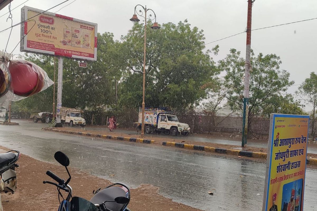 राजस्थान में यहां बदला मौसम, भीषण गर्मी के बीच आंधी-बारिश, आया मानसून को लेकर
ताजा अपडेट - image