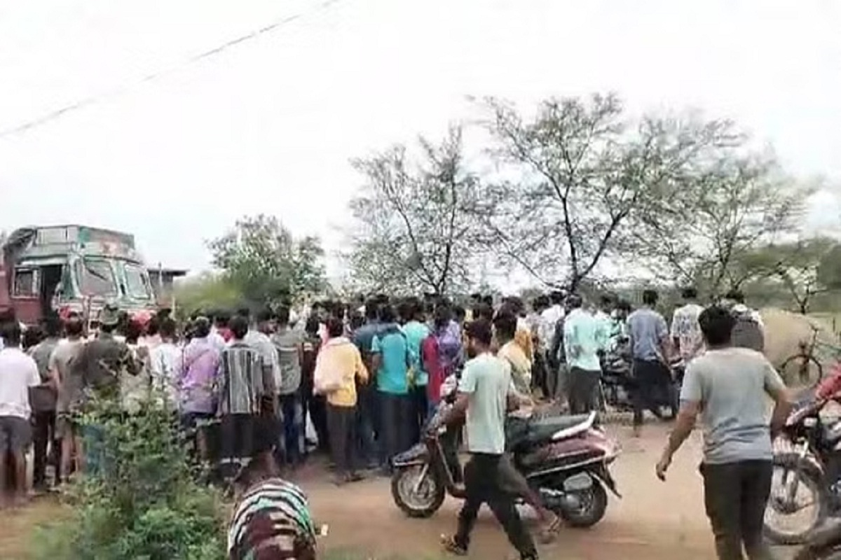 Rajnandgaon Accident: तेज रफ्तार ट्रक ने सड़क किनारे खड़े दो बच्चों को कुचला,
मौके पर ही मौत…लोगों ने किया हंगामा