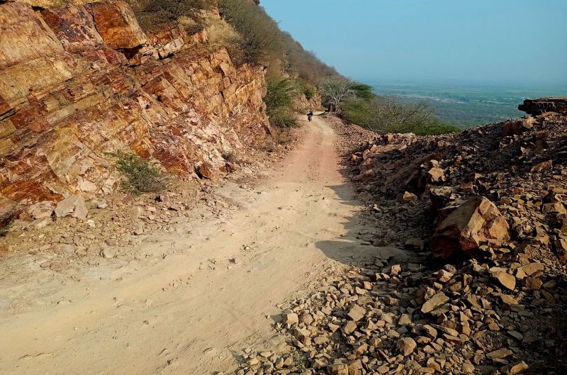 गेण्डोली माण्डपुर घाटी पर डामर सड़क बने तो मिले राहत