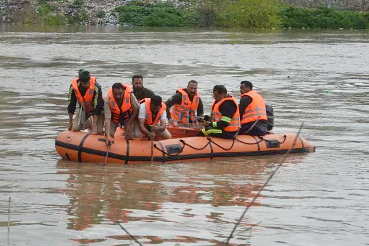 महाराष्ट्र में बड़ा हादसा, पुणे के उजनी डैम में पलटी नाव, दो बच्चों समेत 6 की
मौत! - image