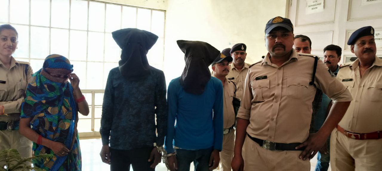पडौरा चौराहे से पुलिस ने तीन आरोपियों को १७ किलो चरस के साथ पकड़ा