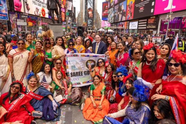 न्यूयॉर्क के टाइम्स स्क्वायर पर प्रवासी भारतीय म​हिलाओं ने साडियां पहन कर आयोजन किया। इस मौके सजे साड़ी वाकथॉन वेला की एक मनोहारी छटा।
