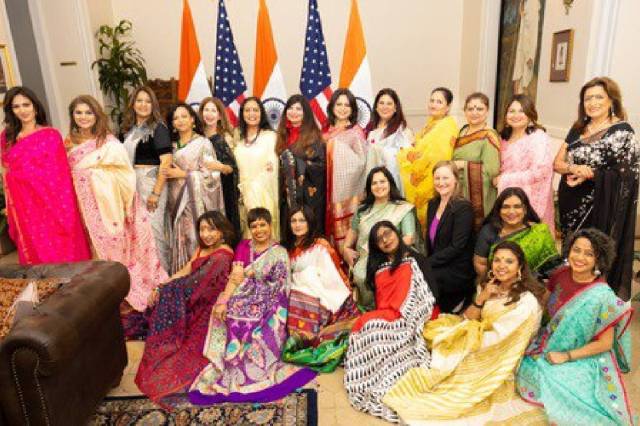 न्यूयॉर्क के टाइम्स स्क्वायर पर सजे साड़ी गोज ग्लोबल—साड़ी वाकथॉन में एनआरआई भारतीय म​हिलाओं ने साड़ियां पहनीं।इस मौके की एक खूबसूरत तस्वीर।