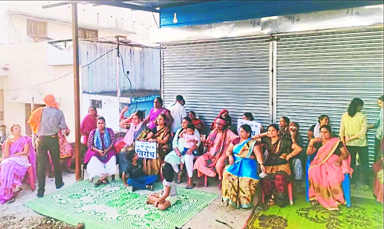 शराब दुकान के विरोध में धरने पर बैठी महिलाएं, आत्मदाह की चेतावनी