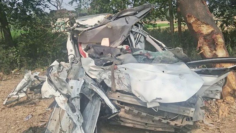 Speeding tanker hits car in Moradabad