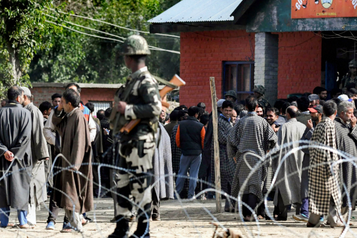 आर्टिकल 370 हटने के बाद पहली बार श्रीनगर में वोटिंग, 35 साल में पहली बार चुनाव
बहिष्कार का नहीं आह्वान