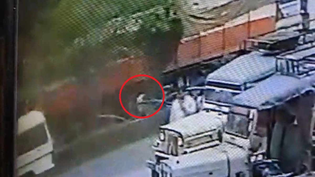 CG suicide video: ट्रक के नीचे कूदकर सुसाइड करने का सीसीटीवी फुटेज आया सामने,
देखें वीडियो