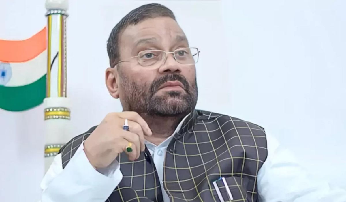 Swami Prasad Maurya: स्वामी प्रसाद मौर्य पर जूता फेंकने के मामले में बड़ा अपडेट, आगरा में पार्टी प्रत्याशी पर मुकदमा दर्ज