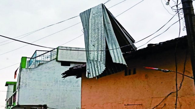 गांव में तेज हवा तूफान से घरों के टिन शेड उड़कर बिजली तार में लटक गए, जिससे बिजली पोल भी प्रभावित हुआ। 