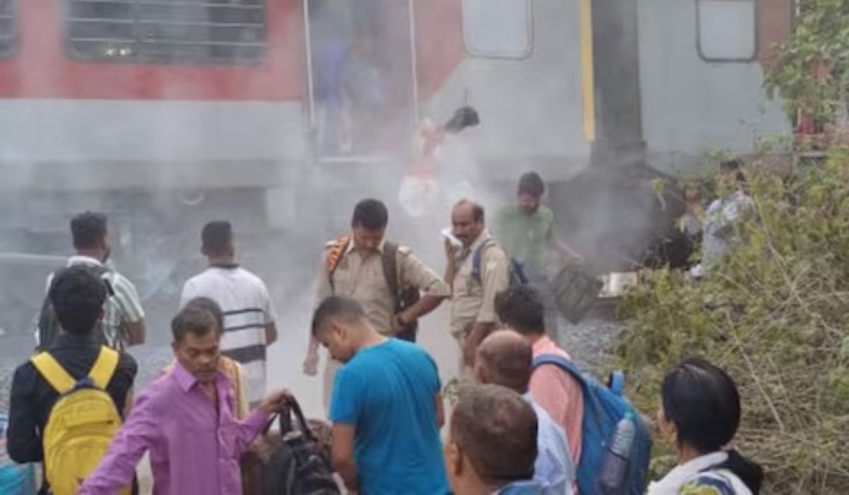 Barabanki Train Accident: देहरादून हावड़ा एक्सप्रेस में लगी आग, बोगियों में भरा
धुआं तो ट्रेन से कूदने लगे यात्री, फिर क्या हुआ?
