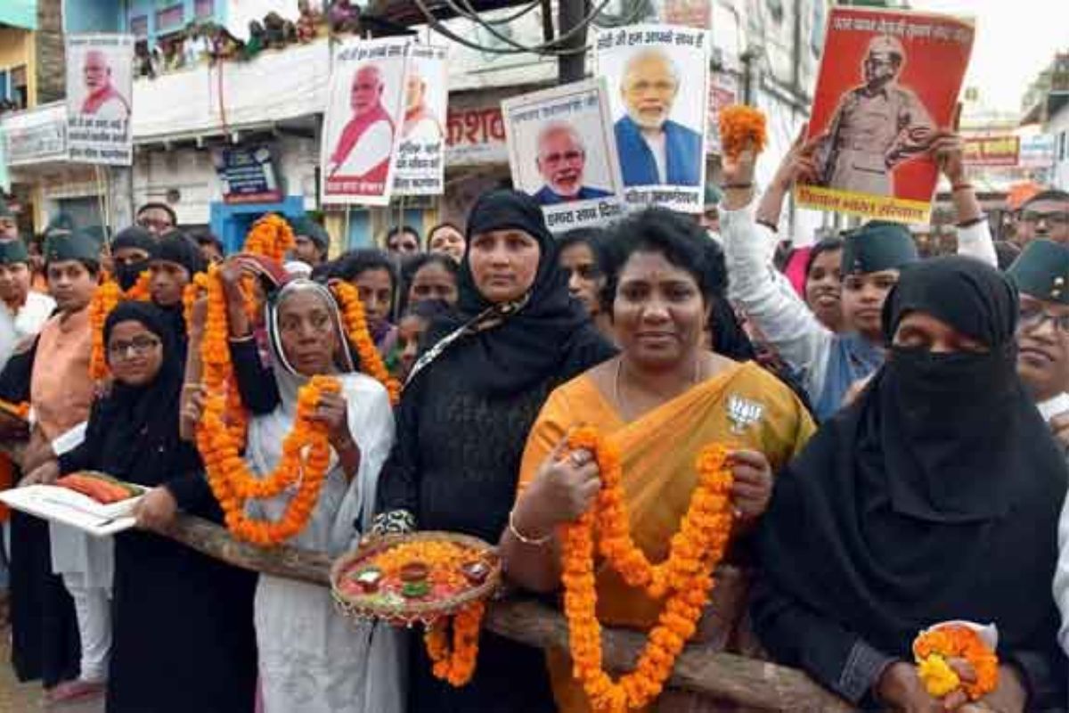 बिहार : प्रधानमंत्री के रोड शो में बड़ी संख्या में मुस्लिम महिलाएं शामिल हुईं,
उतारी आरती
