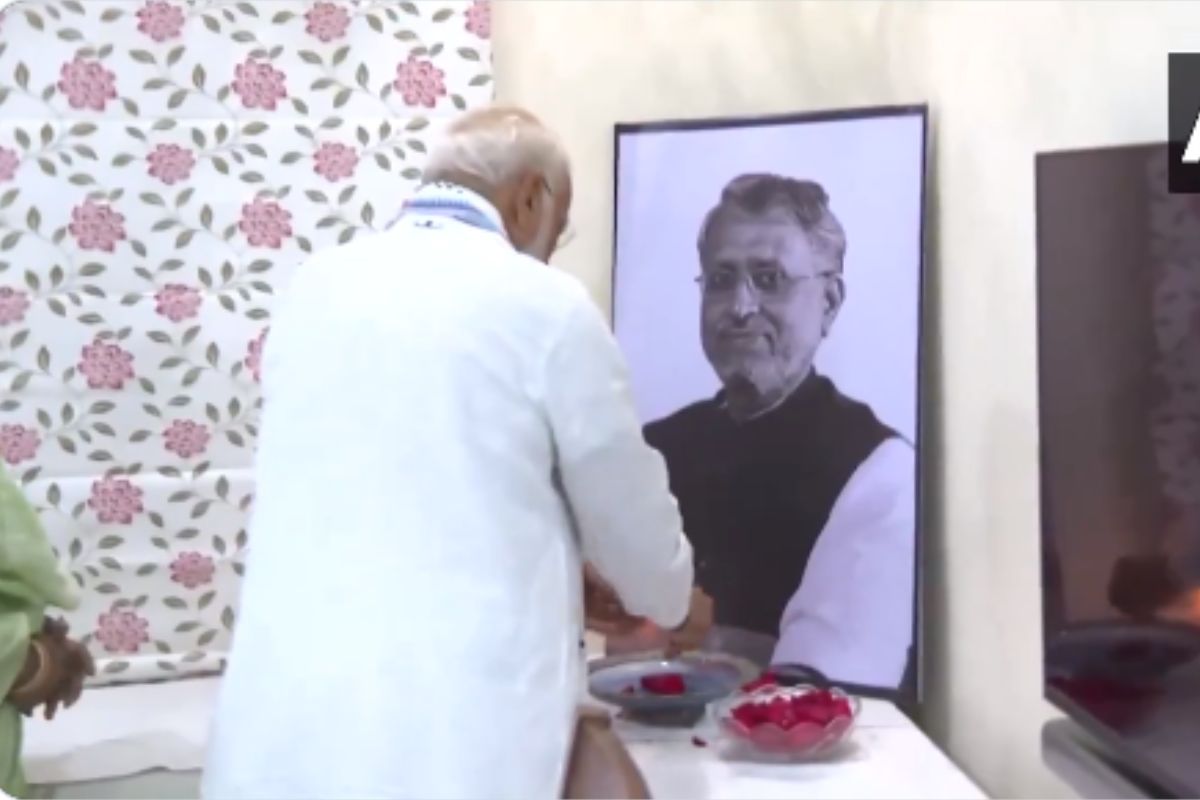पुराने दोस्त और बिहार के पूर्व उप मुख्यमंत्री सुशील मोदी को श्रद्धांजलि देने
पटना पहुंचे PM मोदी, बीजेपी ऑफिस पहुंच लिया फिडबैक  - image