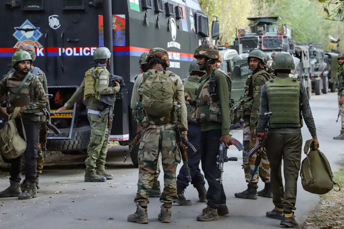 तीसरे चरण की वोटिंग के बीच भारतीय सेना को मिली बड़ी सफलता, कश्मीर में 2 आतंकी
ढ़ेंर