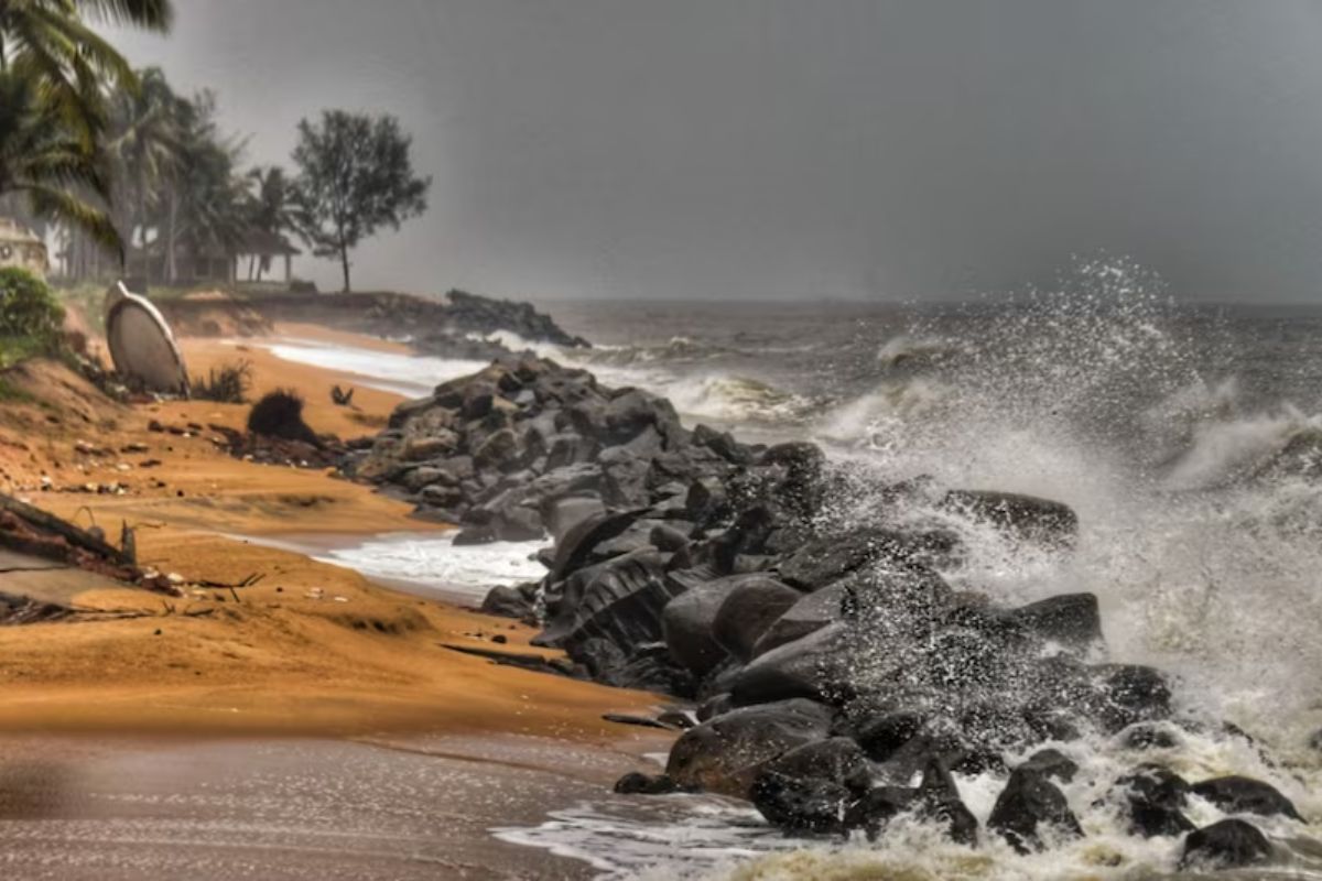 Cyclone Remal Alert: कोलकाता के समुद्री तट पर रेमल चक्रवात का लैंडफॉल शुरू,
ऐक्शन मोड में PM मोदी, कोलकाता एयरपोर्ट से उड़ानें रद्द