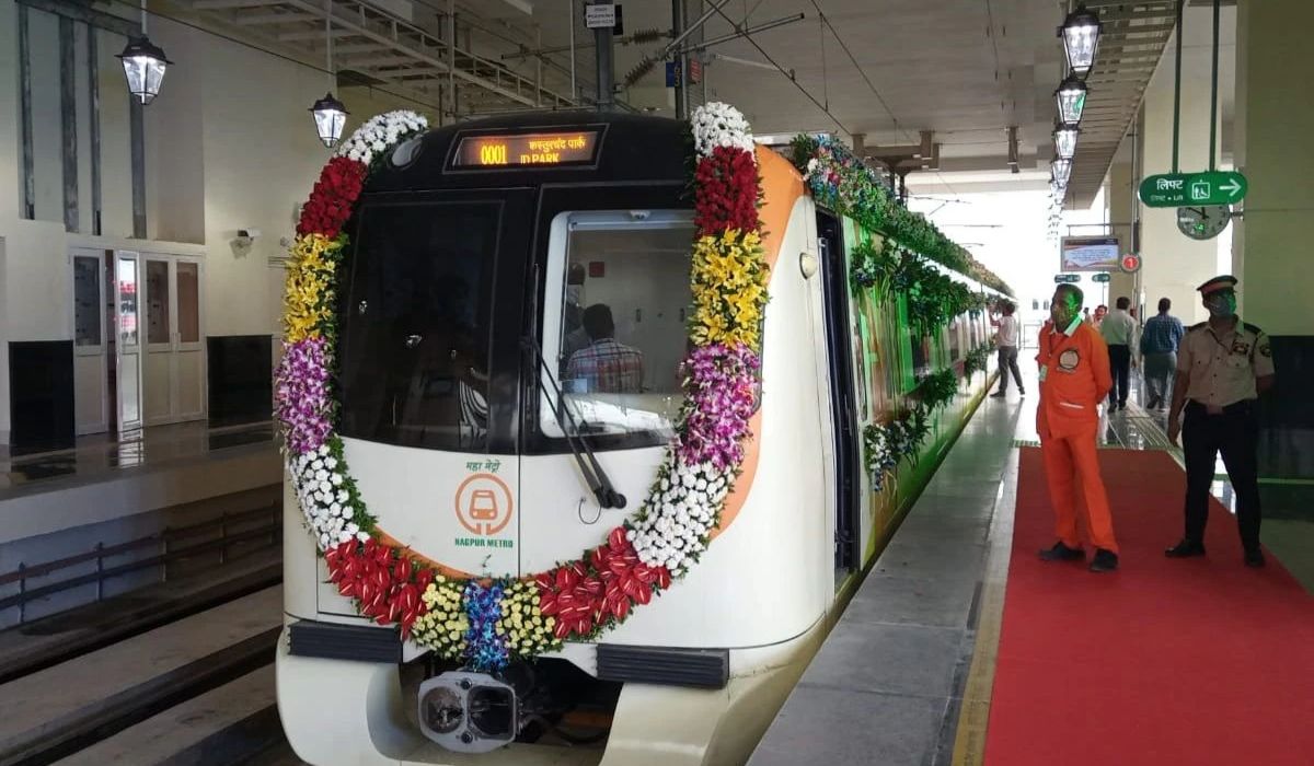 Vande Bharat Metro Train: खुशखबरी! सवा घंटे में पहुंचेंगे दिल्ली, यूपी को वंदे
भारत मेट्रो ट्रेन की मिलने जा रही सौगात - image