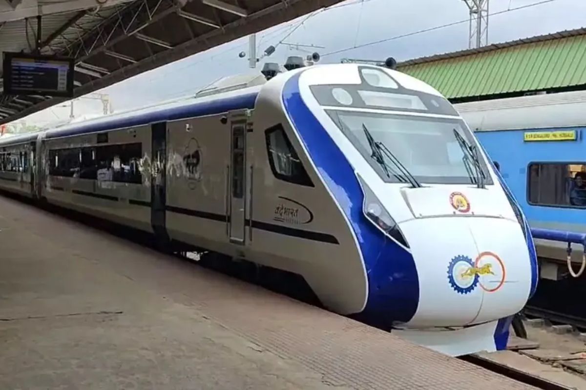 अब इस रूट पर भी दौड़ेगी Vande Bharat ट्रेन, 4 घंटे का सफर 90 मिनट में, यात्रियों
के लिए खुशखबरी - image
