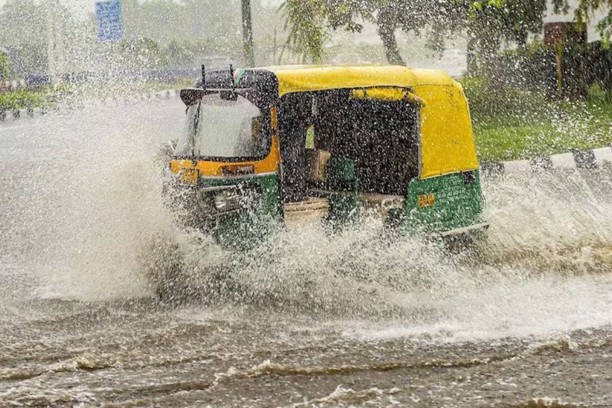 Aaj Ka Mausam: यूपी के कई इलाकों में बारिश का अलर्ट, 35 जिलों में लू की चेतावनी - image