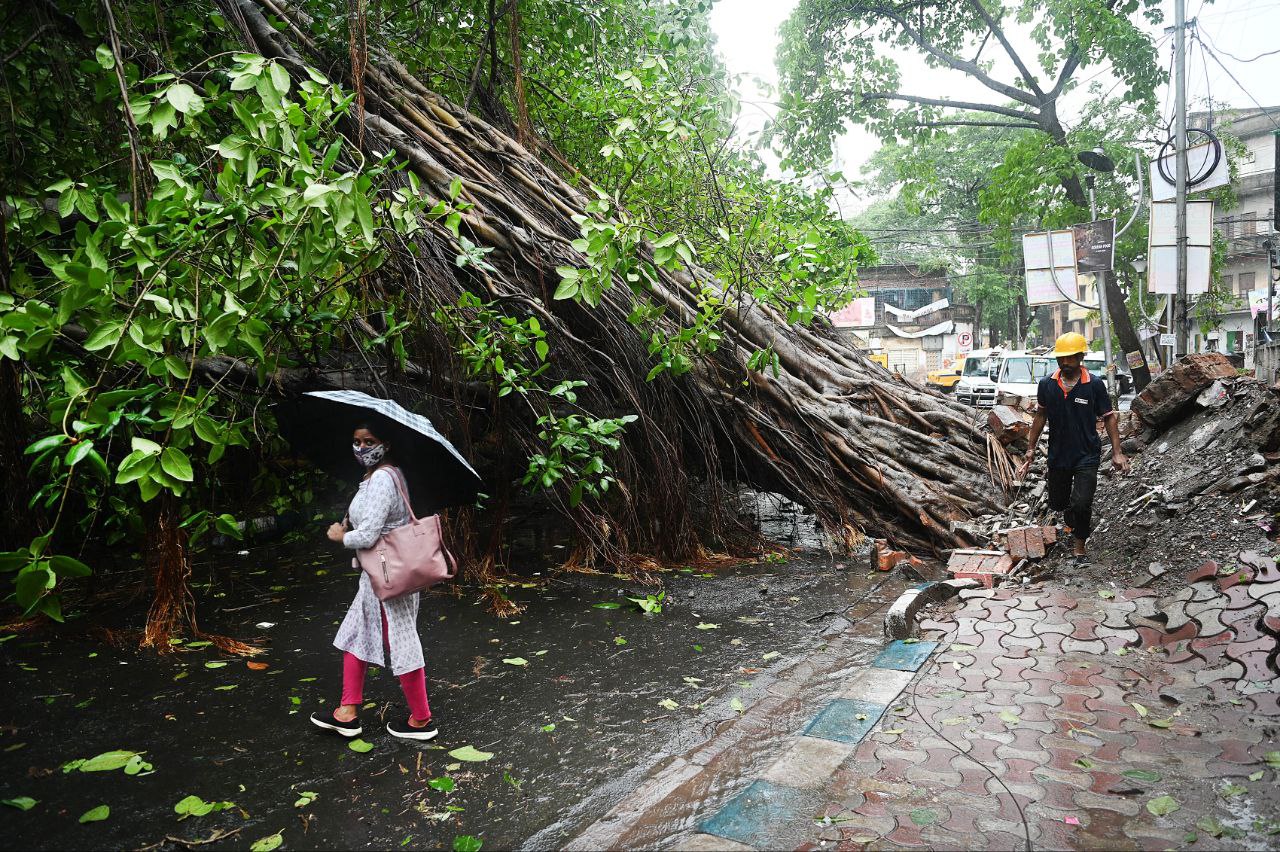 चक्रवाती तूफान ‘रेमल’ ने तबाही मचाई, बंगाल में 6 लोगों की मौत, देखें फोटो