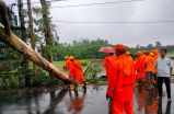 तटों पर टकराने के बाद पश्चिम बंगाल में चक्रवाती तूफान से भारी तबाही, देखें वीडियो