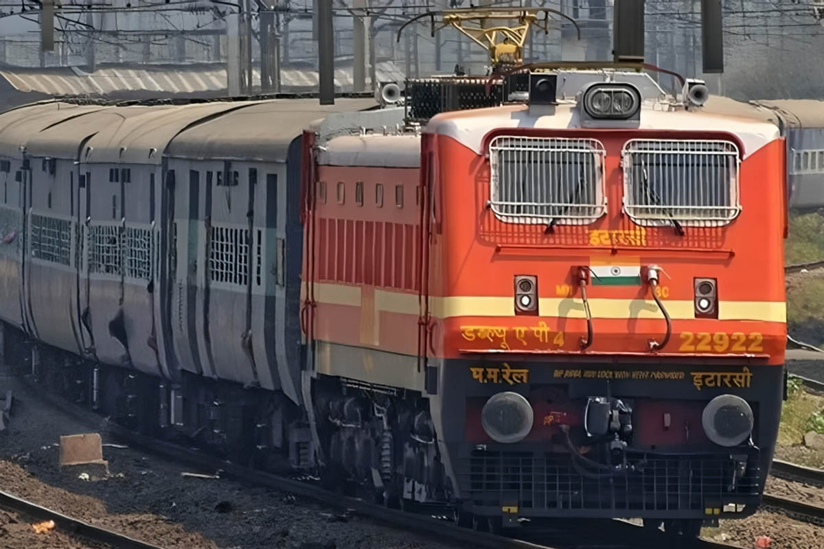 झांसी में रेलवे विकास कार्यों का खामियाजा, ट्रेनें घंटों देरी से, 19 हजार से
अधिक यात्रियों ने टिकट रद्द कराए