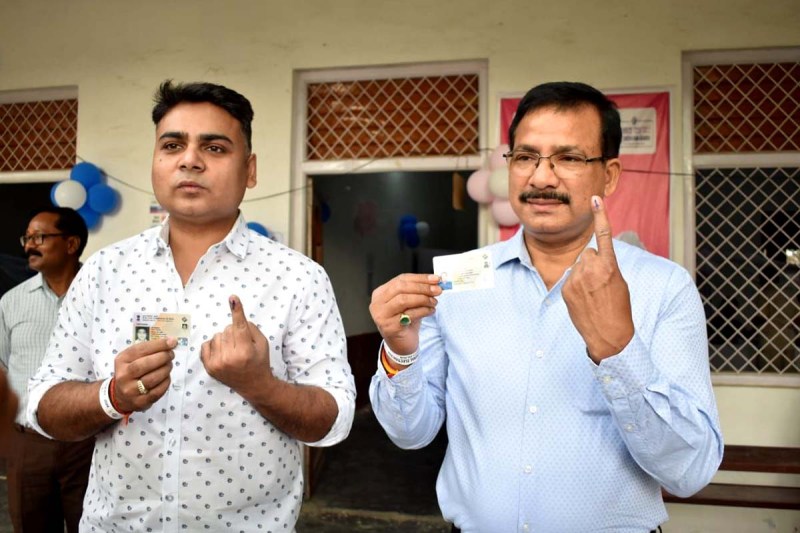 जालौन लोकसभा सीट पर वोटिंग शुरू: 6 प्रत्याशियों की किस्मत का फैसला आज, DM और SP ने डाला वोट