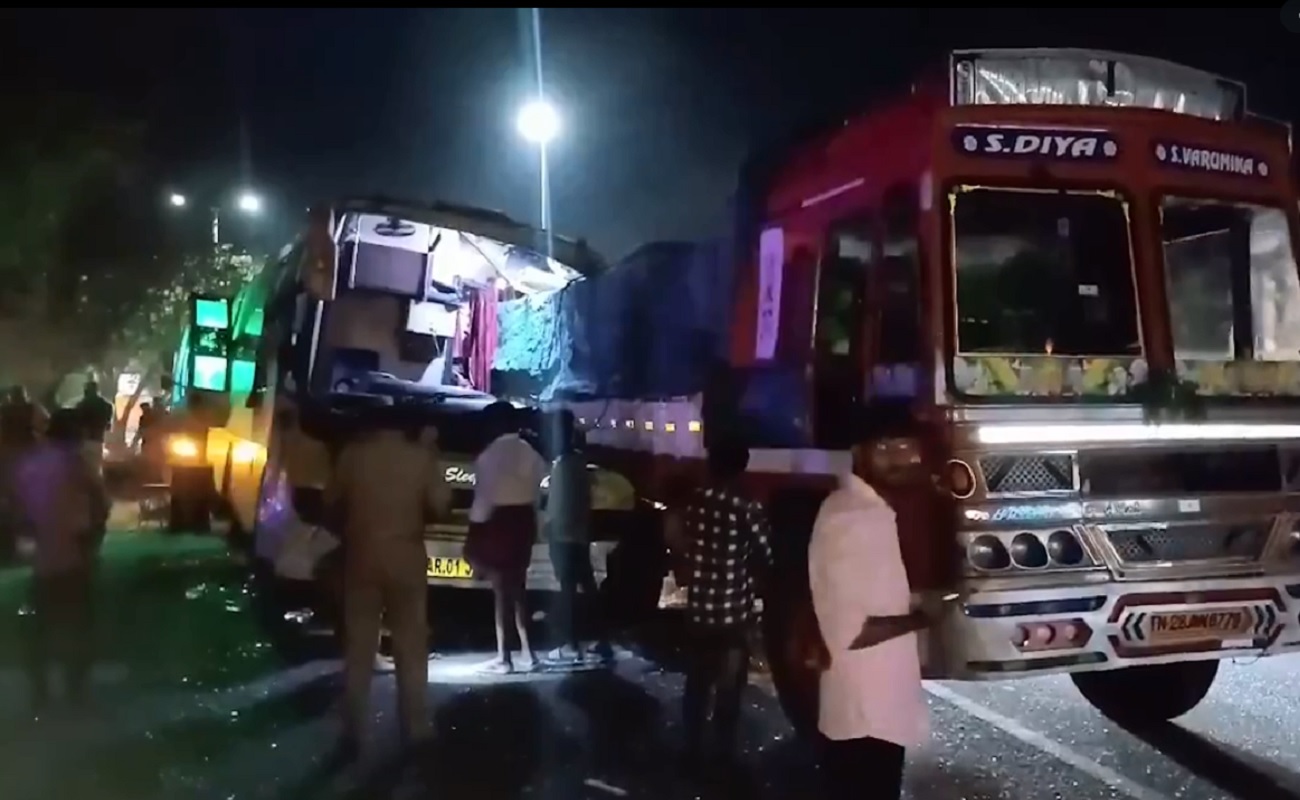 Chennai-Trichy highway पर ओवरटेक करने के चक्कर मेंखड़े ट्रक में घुसी बस, 4 लोगों
की मौत - image