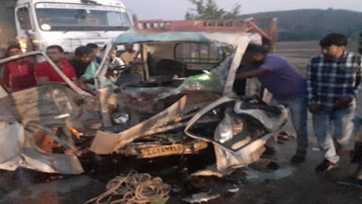Breaking News: एनएच पर कार व टाटा मैजिक वाहन में आमने-सामने जबरदस्त भिड़ंत, 2
युवकों की मौत, 3 घायल - image