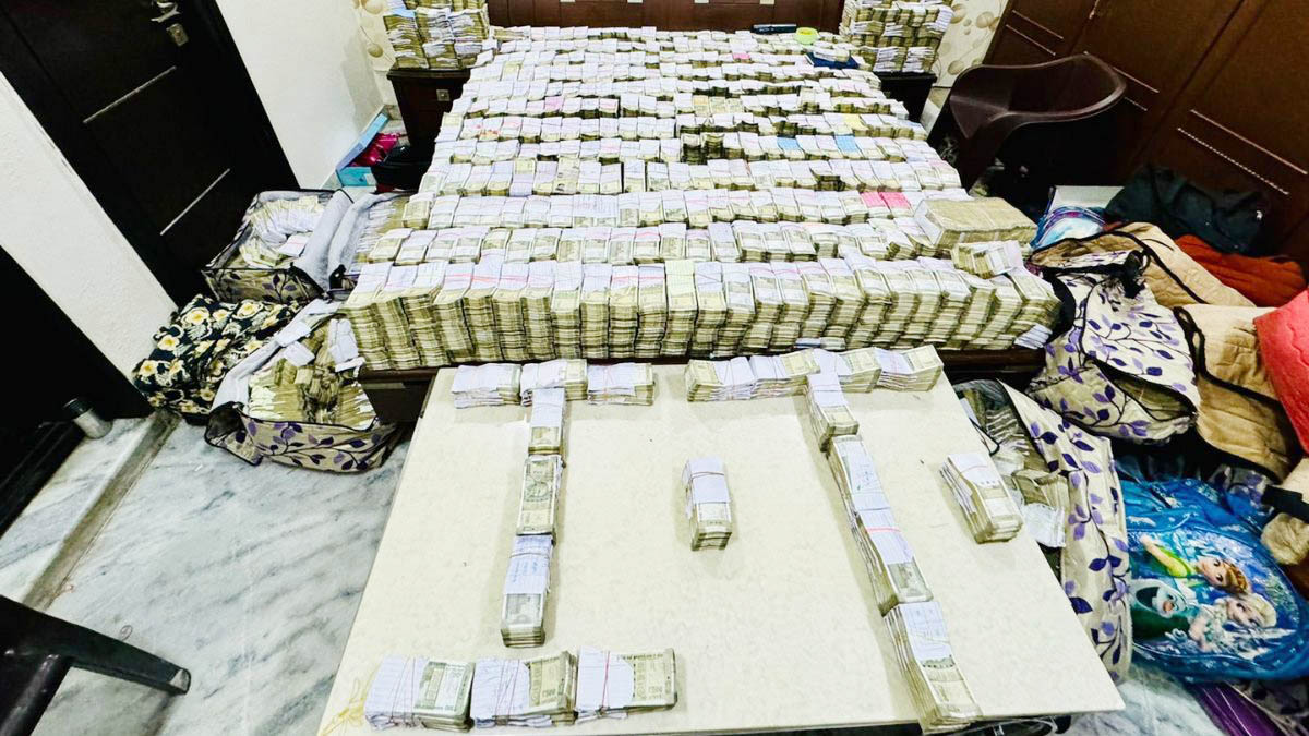 Income tax raid: आगरा में जूता करोबारियों के यहां से 100 करोड़ नकद बरामद, अभी भी
नोटों की गिनती जारी