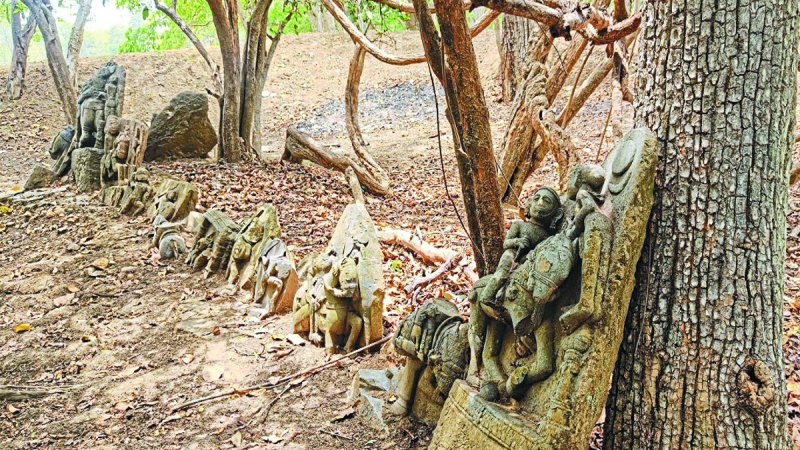 बालोद जिले में पुरातत्व विभाग के पास प्राचीन प्रतिमाओं व धरोहरों को सुरक्षित रखने तक का समय नहीं है। डौंडी विकासखंड के ग्राम नर्राटोला में 15वीं से 16वीं शताब्दी में पत्थरों से बनी प्रतिमाएं हैं। इन दुर्लभ प्राचीन प्रतिमाओं को सहेजने ध्यान नहीं दिया जा रहा है।