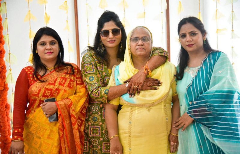 विपरीत हालात में बेटियों को बेटा मानकर पढ़ाया-लिखाया