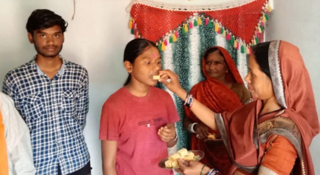 गुंडरदेही विकासखंड के ग्राम खुटेरी (ख) में संचालित शासकीय उच्चतर माध्यमिक विद्यालय की बबीता साहू ग्राम कोडेवा की रहने वाली है। उन्होंने कहा कि वे डॉक्टर बनना चाहती हैं।