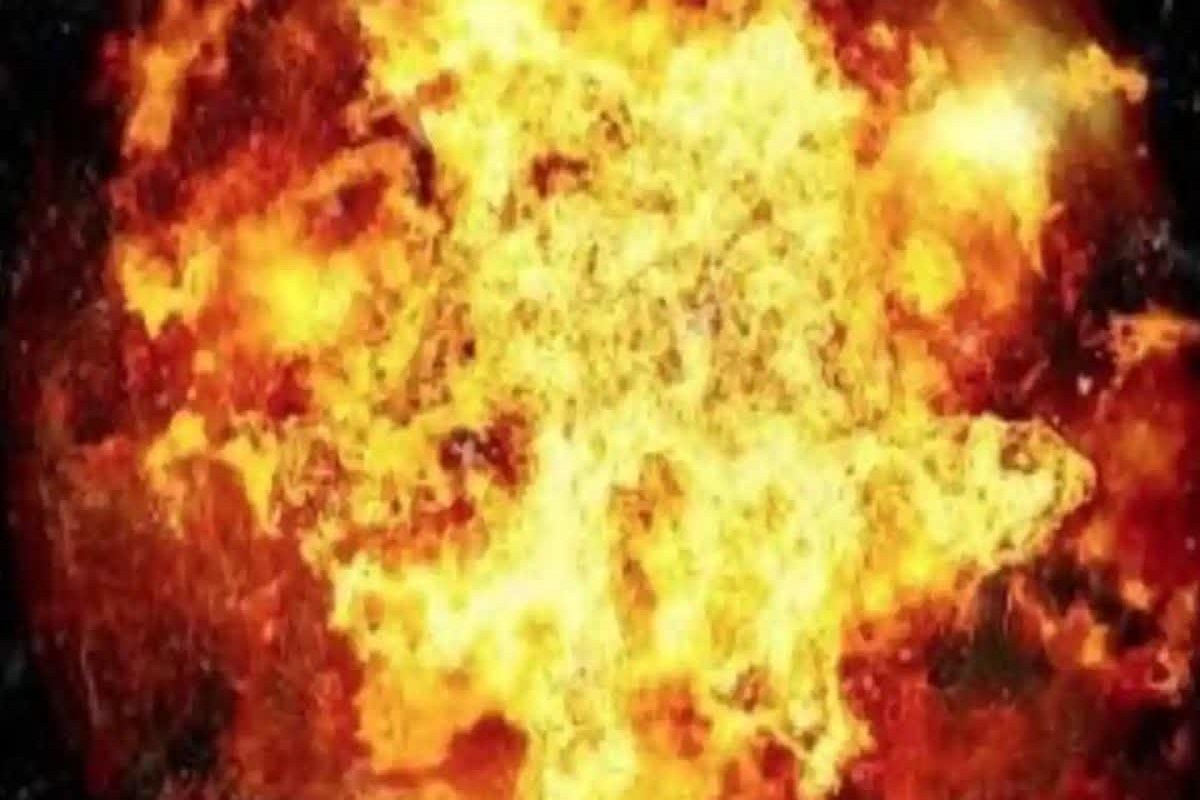 पेट्रोल छिड़ककर घर में लगा दी आग, लाखों का सामान जलकर राख, इलाके में मची तबाही