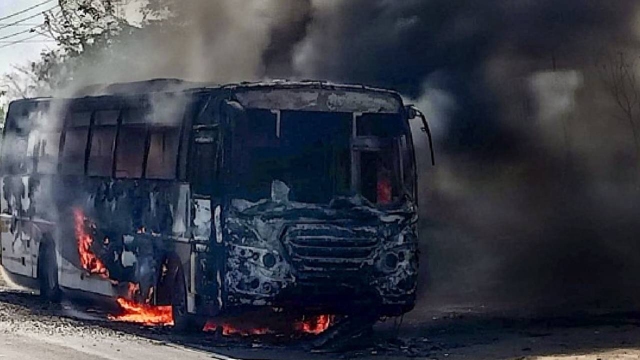 Betul Fire- मतदान कर्मचारियों से भरी बस में भीषण आग, कई EVM मशीनें जलीं - image