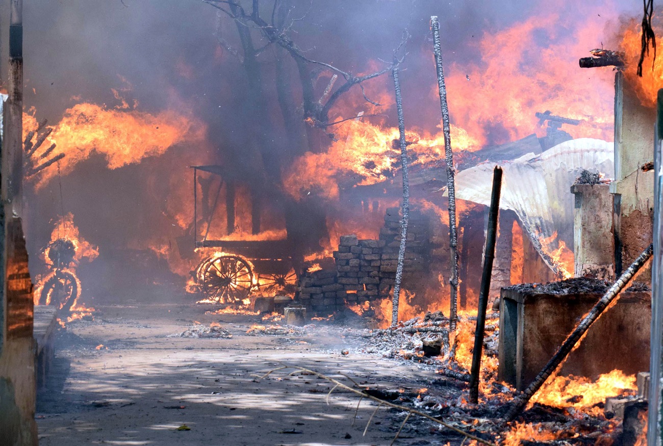 झोपड़पट्टी में आग से मची अफरा तफरी, कई घर जलकर खाक