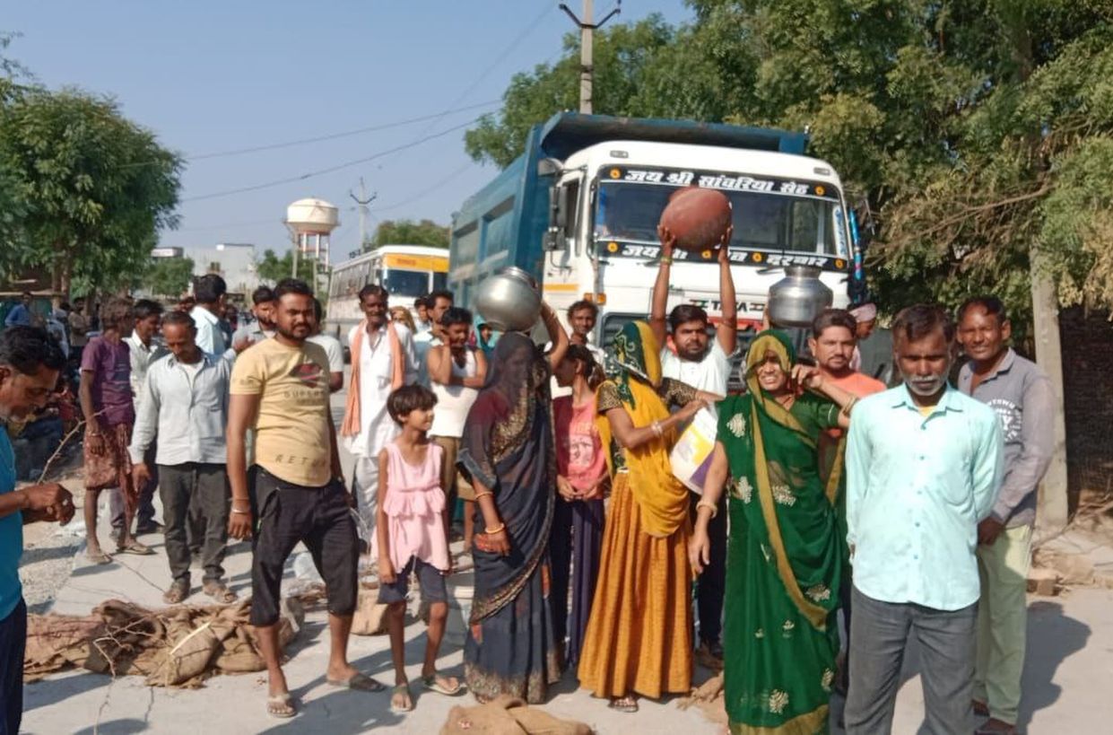 Video : पानी की समस्या को लेकर ग्रामीणों ने लगाया जाम, आश्वासन के बाद हटाया