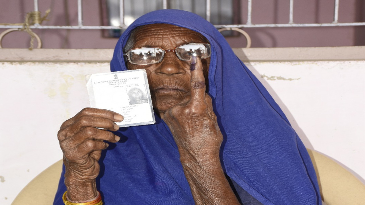 गांधीनगर : 103 वर्षीय चंचलबा ने किया मतदान, बनी प्रेरणास्रोत