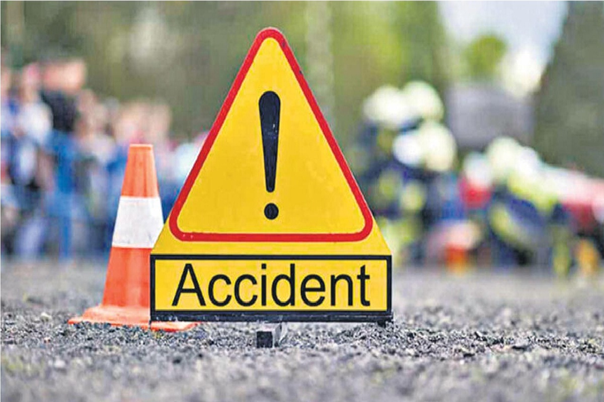 CG Road Accident: पिकनिक मनाने गए थे 5 दोस्त घर लौटी लाश… सड़क हादसे में जान गवां
बैठा 1 युवक, मातम