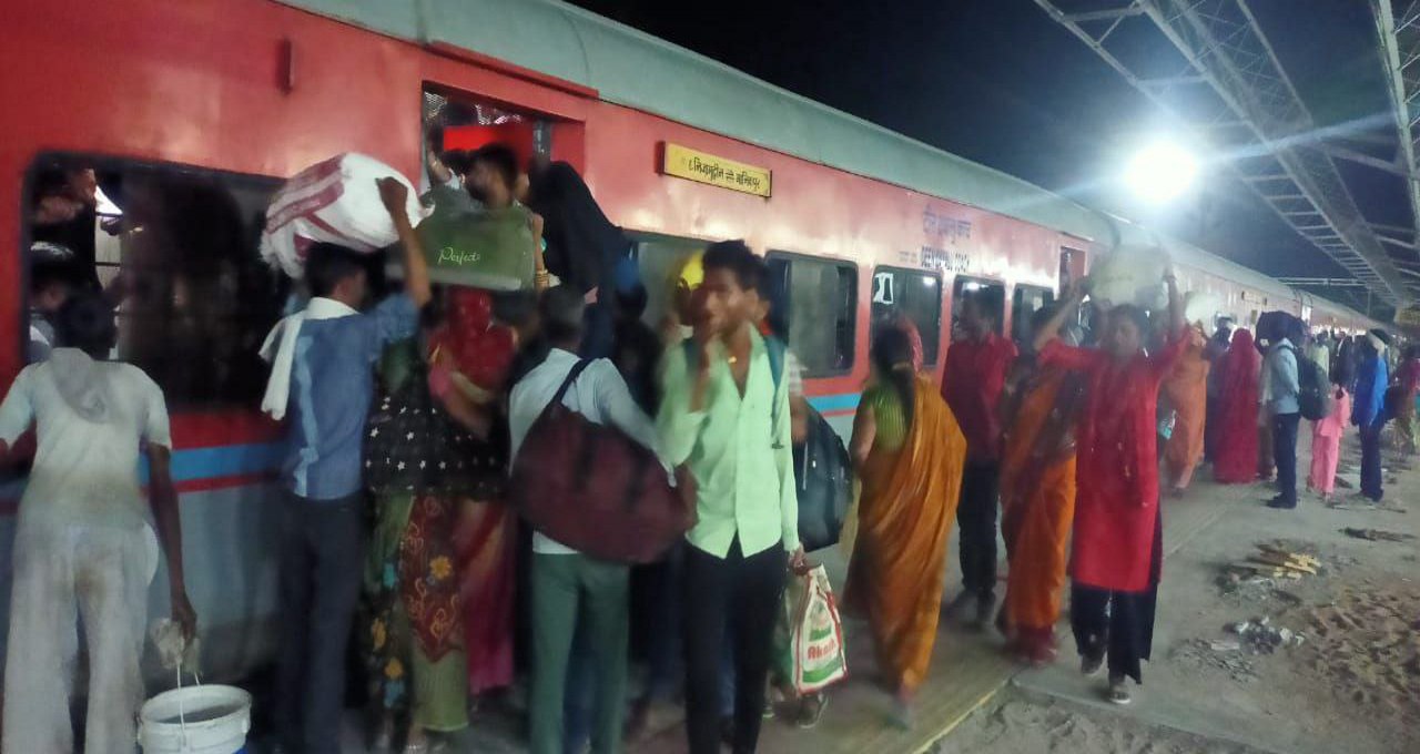 चुनाव बाद फिर शुरु हुआ पलायन, रेलवे स्टेशन पर गृहस्थी की गठरी के साथ नजर आ रहे
प्रवासी