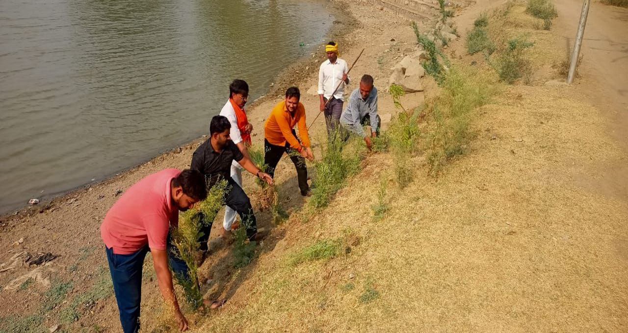 अमृतम जलम्: नगरवासियों के श्रमदान से तालाब के घाट हुए साफ