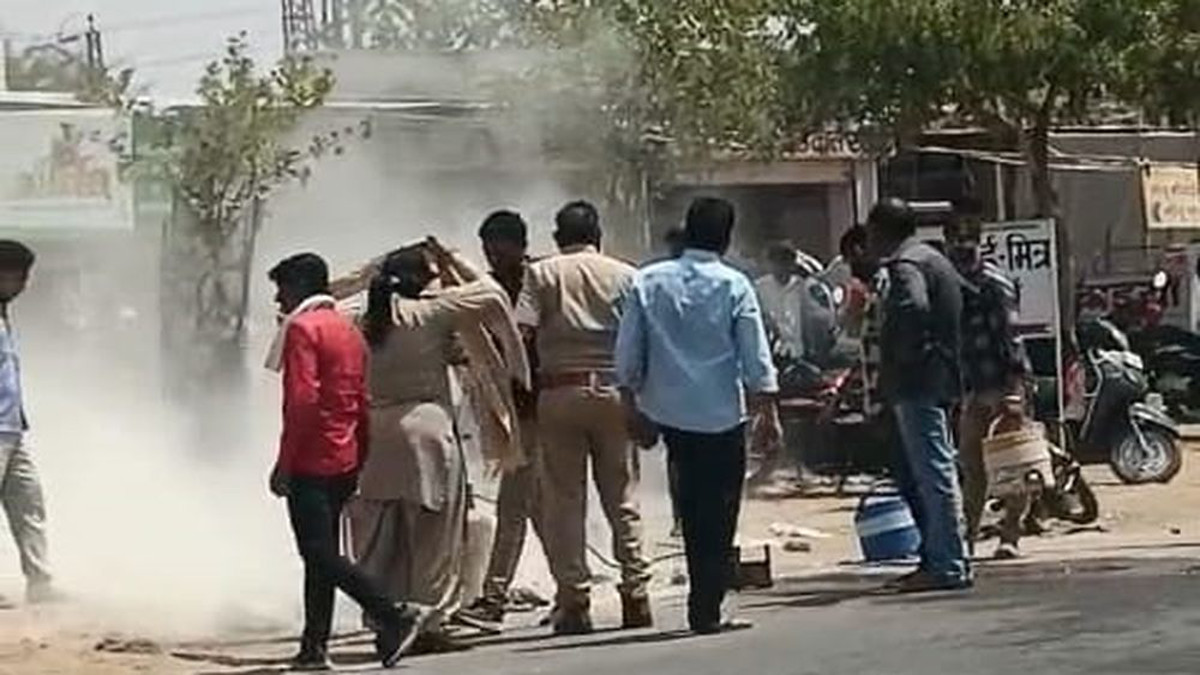 Rajasthan News: शाबाश पुलिस…धधकते सिलेंडर की आग पर पाया काबू, SP ने दिया सम्मान