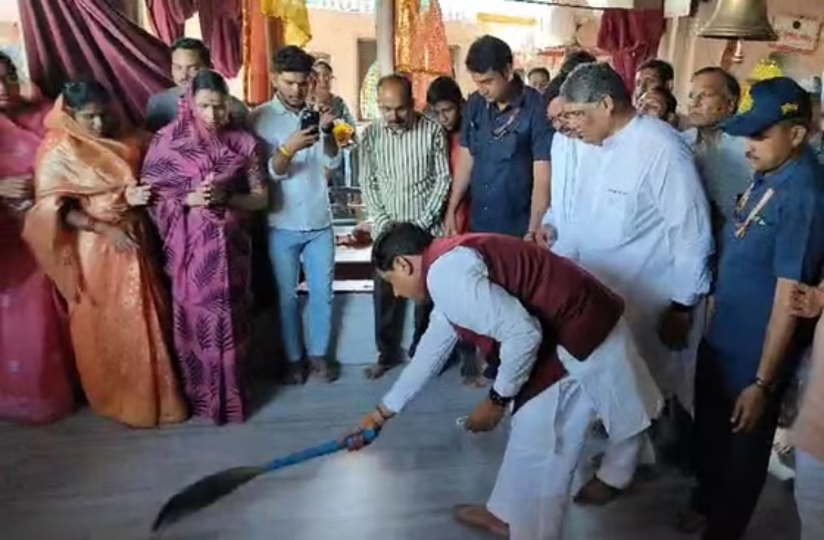 Dadaji Dham – दादाजी धाम में सीएम डॉ. मोहन यादव ने उठाई झाड़ू और साफ कर डाला
मंदिर