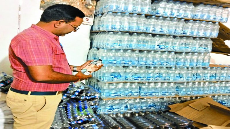 बालोद जिले में ठंडे पानी का चलन बढ़ गया है। लेकिन पानी की जांच व गुणवत्ता को लेकर जिले के अधिकारी सुस्त हैं। पीएचई विभाग व खाद्य औषधि प्रशासन की टीम अभी तक पानी का सैंपल नहीं ले पाई है। हालांकि लोकसभा चुनाव से पहले कोल्ड्रिंग्स व पानी बोतलों की जांच की गई थी लेकिन जहां पानी का प्लांट है, वहां पर अभी तक टीम ने दस्तक नहीं दी है।